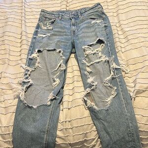 size 6 ripped women’s american eagle mom jeans. selling for $25🛍️